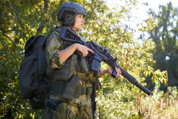 Attraktiv modig militär kvinna med pistol i skogen, överlevnad i vild skog — Stockfoto