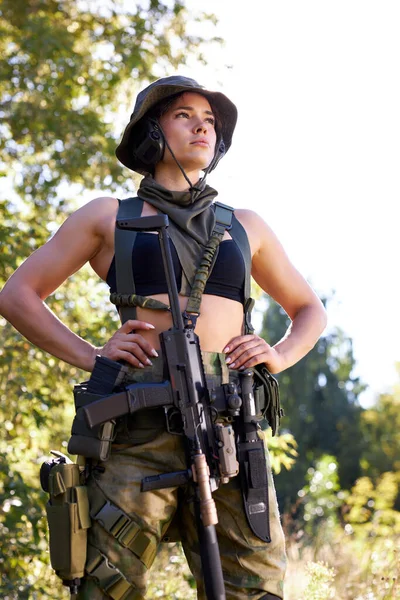 Kraftfull sportig kvinna soldat redo för strid bär skyddande militär utrustning — Stockfoto