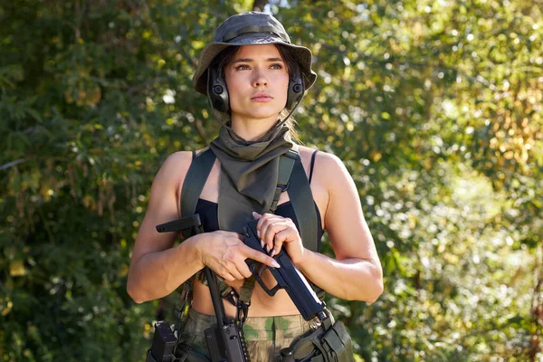 Kraftvolle, sportliche Soldatin in militärischer Schutzausrüstung zum Kampf bereit — Stockfoto