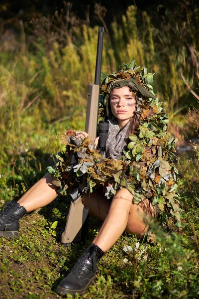 Bela caçador mulher tem descanso após a caça bem sucedida — Fotografia de Stock