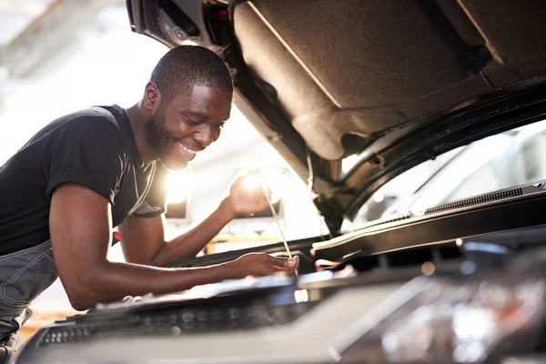 Vrolijk glimlachen afro man genieten van het repareren van auto 's kap — Stockfoto