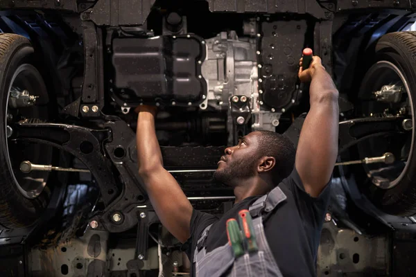 Skoncentrowany mechanik samochodowy człowiek naprawy samochód kaptur sam — Zdjęcie stockowe
