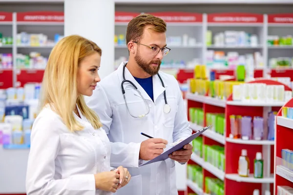 Dwóch aptekarzy rozmawiających o lekach — Zdjęcie stockowe