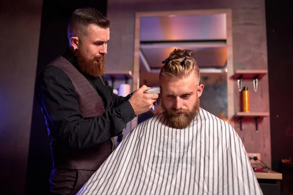 Bell'uomo caucasico dal parrucchiere nel negozio di barbiere — Foto Stock