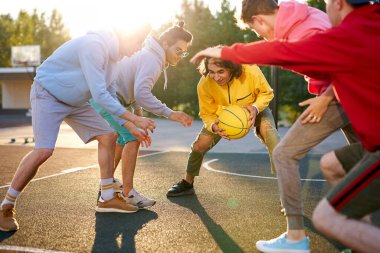 Genç çocukların inanılmaz aktif basketbol maçları var.