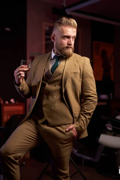 Bien parecido macho en traje beber alcohol —  Fotos de Stock