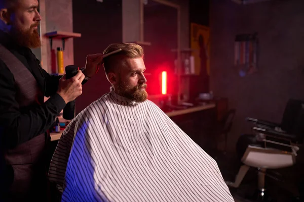 Taglio di capelli al parrucchiere, in salone. barbiere maschio taglia i capelli sul bel giovane clienti testa — Foto Stock