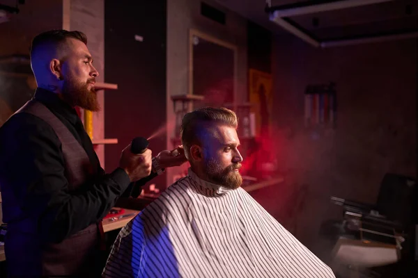 Bell'uomo caucasico dal parrucchiere nel negozio di barbiere — Foto Stock