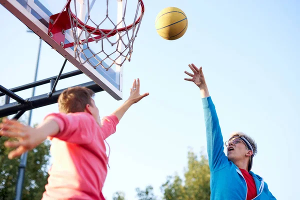 Slam Dunk. jóvenes jugadores de baloncesto lanzando pelota en el aro de baloncesto en el patio de recreo — Foto de Stock