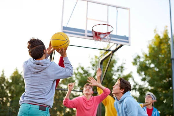Grupo de jóvenes adolescentes jugando baloncesto al aire libre —  Fotos de Stock
