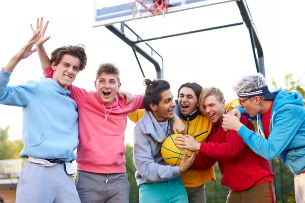 Allegro gruppo felice di giovani ragazzi celebrano la loro vittoria — Foto Stock