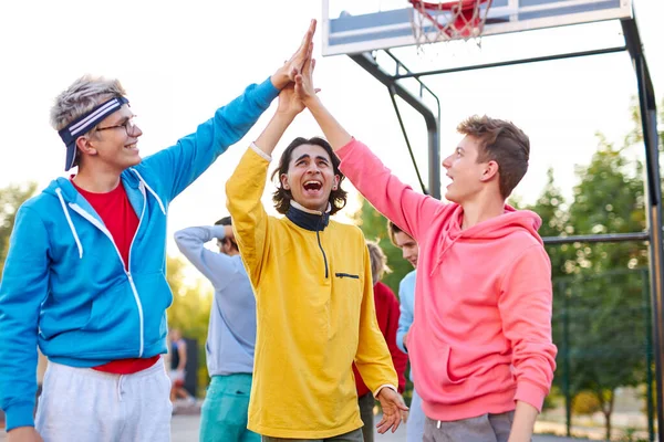 Giovane squadra di basket dare il cinque a vicenda, celebrare la vittoria — Foto Stock