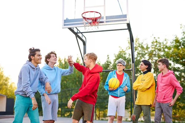 City teenagers have fun outdoors at sport playground, in the park — Stock Photo, Image