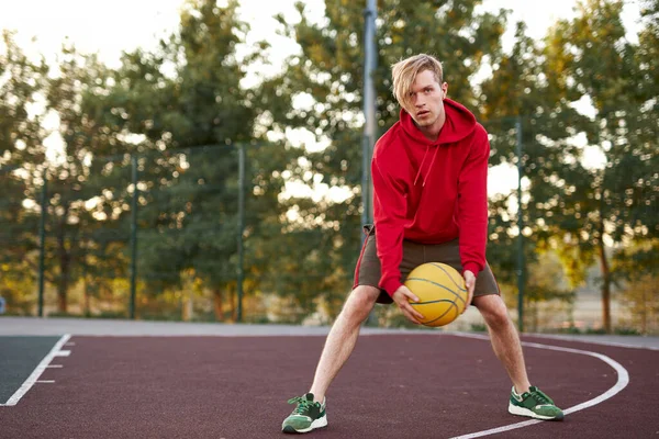 Caucásico adolescente chico realizar trucos con un baloncesto —  Fotos de Stock