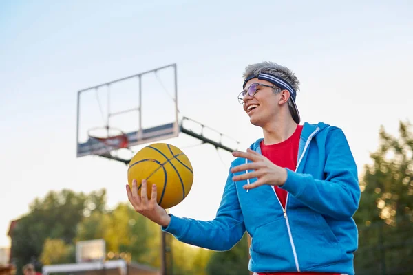 Atlético joven chico aficionado al baloncesto — Foto de Stock