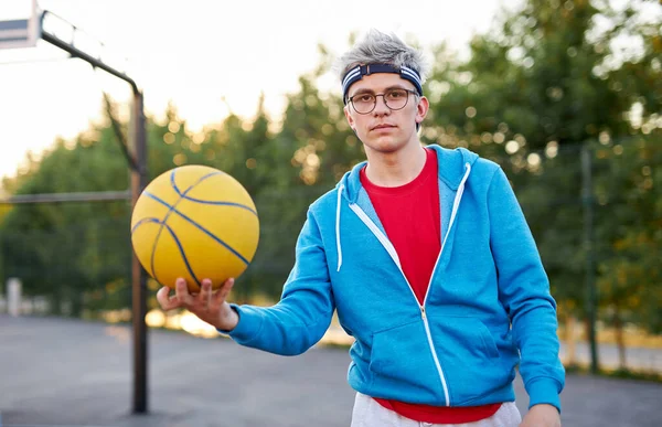 Joven caucásico adolescente chico jugando baloncesto — Foto de Stock