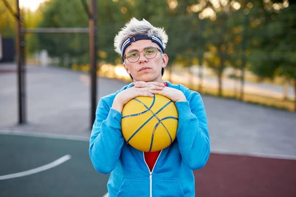 Portret chłopca rasy kaukaskiej z piłką do koszykówki w rękach — Zdjęcie stockowe