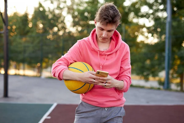 Basketballer adolescente chico charlando con amigo —  Fotos de Stock