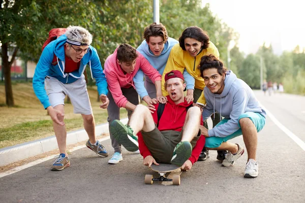 Felici adolescenti skateboarder ragazzi si divertono all'aperto — Foto Stock