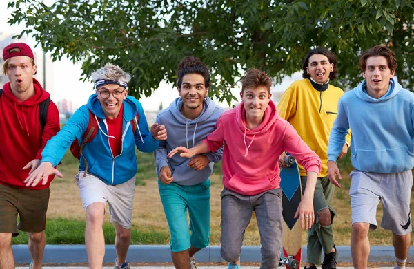 Portret van vrolijke tiener jongens buiten — Stockfoto