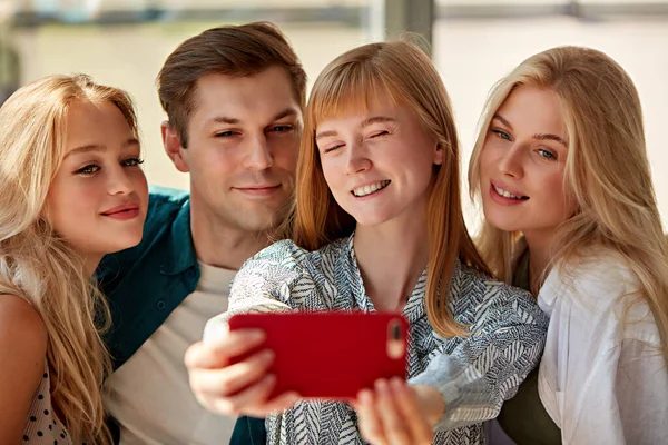 Dolblij Kaukasische mensen poseren voor foto in cafe samen, selfie op smartphone — Stockfoto