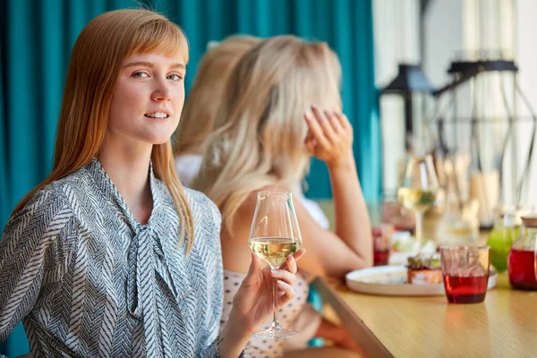 Retrato de bela jovem caucasiana com copo de vinho branco de luxo dentro de casa — Fotografia de Stock