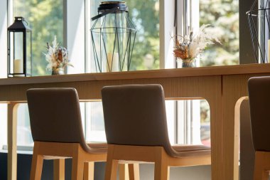 Kafenin içinde, kafede kimse yok.