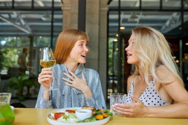 İki pozitif beyaz kadın restoranda birlikte vakit geçirmekten hoşlanıyor.