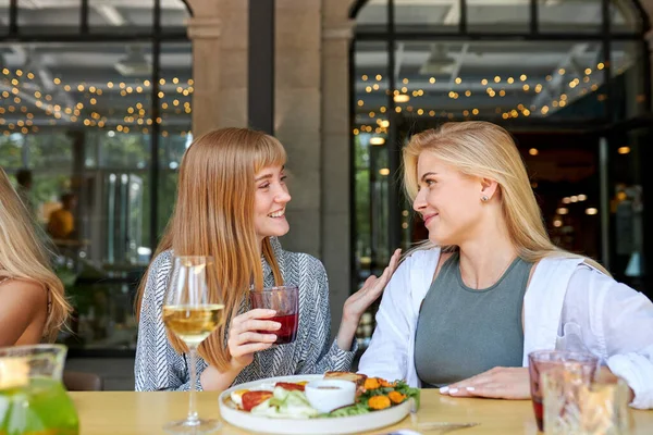 2人の正の白人女性がレストランで一緒に時間を過ごすのを楽しむ — ストック写真