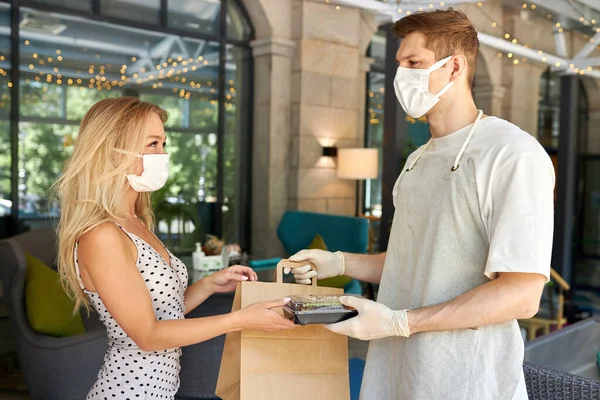 사랑 스러운 여성 고객은 코로나 바이러스가 있는 동안 식당에서 주문을 받는다 — 스톡 사진