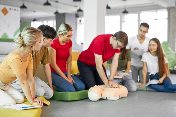 Personas caucásicas practican un ejercicio de reanimación — Foto de Stock