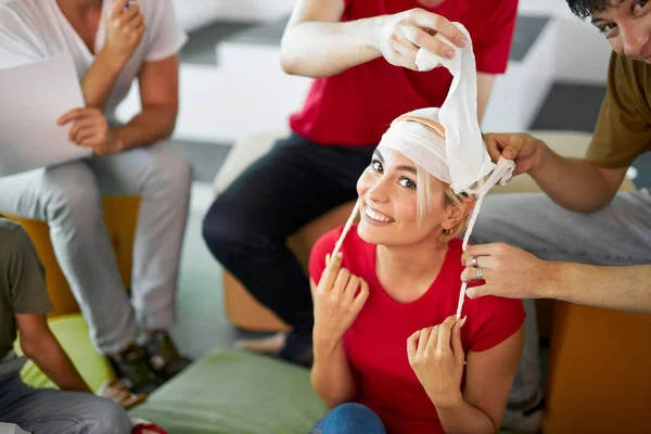 Människor i klassen för att ge första hjälpen, lära bandaging huvudet — Stockfoto