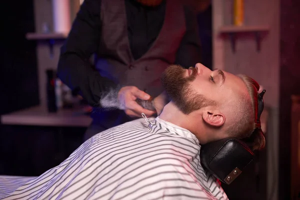 Barbeiro moderno macho começa a cortar o cabelo do cliente — Fotografia de Stock