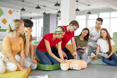 Kafkas eğitmenlerin konuştuğu ve ilk yardım gösterdikleri CPR kursu