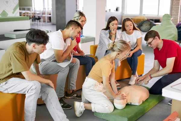 Clase de RCP con instructor masculino hablando y demostrando ayuda, dando lecciones — Foto de Stock