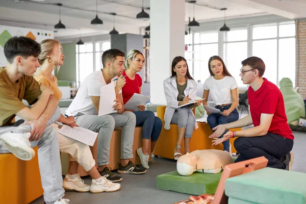 Instructor masculino confiado mostrar y hablar sobre la primera RCP de emergencia — Foto de Stock