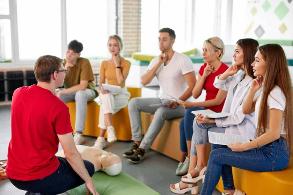 Grupo de personas diversas practican formación de primeros auxilios a mano — Foto de Stock