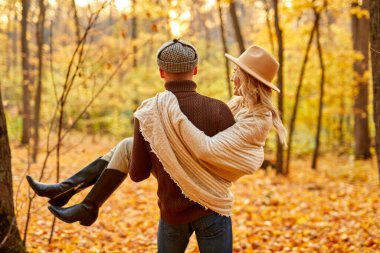 Ormanda, kız arkadaşını elinde tutan nazik adamın dikiz aynası.