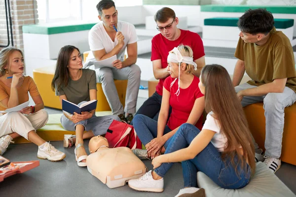 Personas en la clase de primeros auxilios, aprender a vendar la cabeza — Foto de Stock