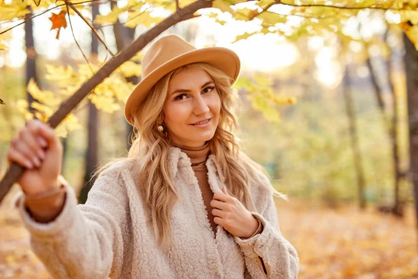 Attraktive Dame genießt im Herbst Wald, Natur — Stockfoto