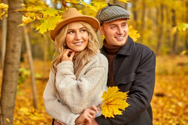幸せな夫婦は秋の公園でロマンチックな時間を過ごす — ストック写真