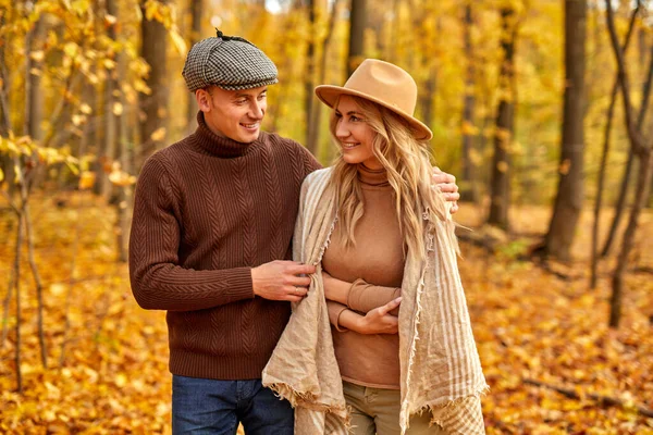 Lovely couple posing in autumn forest — Stock Photo, Image