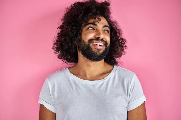 Porträt eines fröhlichen positiven Mannes arabischer Erscheinung, der lachend wegschaut — Stockfoto