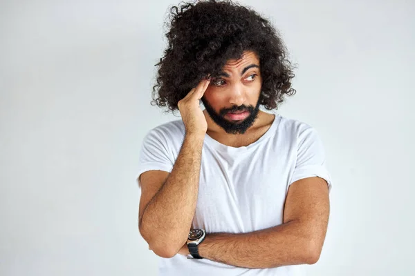 Porträt eines nachdenklichen arabisch-arabischen Mannes isoliert im Studio — Stockfoto