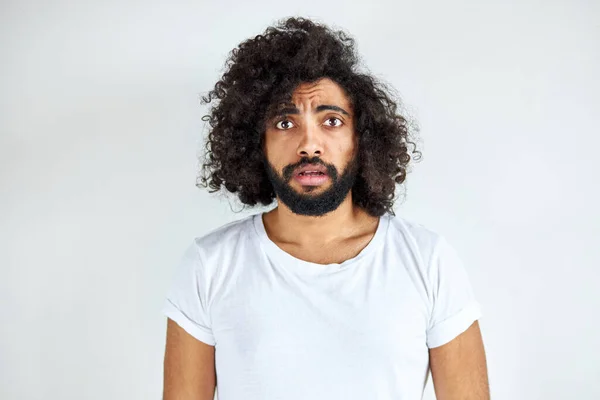 Verängstigter arabischer junger Mann steht in Angst vor etwas — Stockfoto