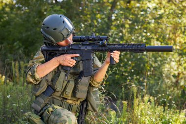 Cesur beyaz kadın av tüfeği ya da tüfeği ile meşgul.