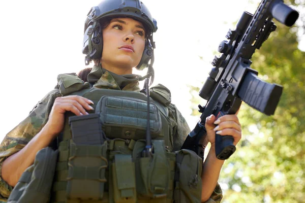 Strong brave female army soldier with rifle machine gun standing in the forest — Stock Photo, Image