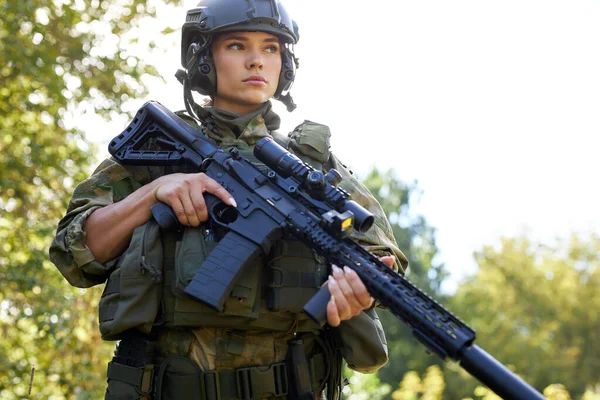 Tapfere kaukasische Frau ist mit Jagdwaffe oder Gewehr beschäftigt — Stockfoto