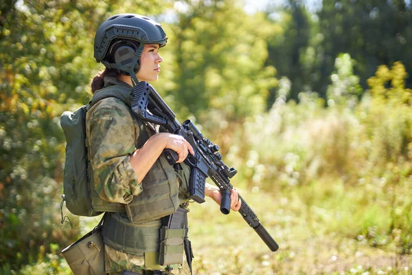 Militaire vrouw heeft hobby activiteit, praktijk leent succes jacht — Stockfoto