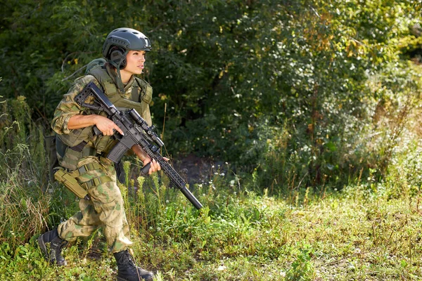 Attraente coraggiosa donna militare con una pistola nella foresta, sopravvivenza nella foresta selvaggia — Foto Stock